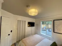 Mt Rainier One Bedroom + Loft Cabin with Hot Tub