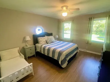 Serene Vacation Home with Kayaks & Ample Space Отели рядом с достопримечательностью «Just Aircraft»