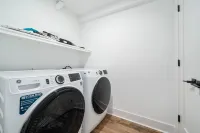 Charming DT Apartment Loft l Parking+Rooftop+Gym! Sleeps 4