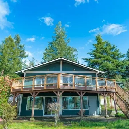 Freeland Bay View Waterfront Family Villa Retreat