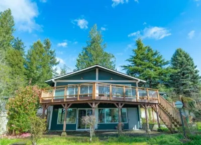 Freeland Bay View Waterfront Family Villa Retreat