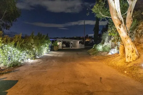 Hollywood Hills jetliner views among the stars