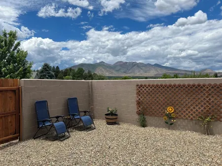 New Build!  Sunflower Cottage Perfect Summer Getaway! on 2 Acres! Отели в г. Коконино