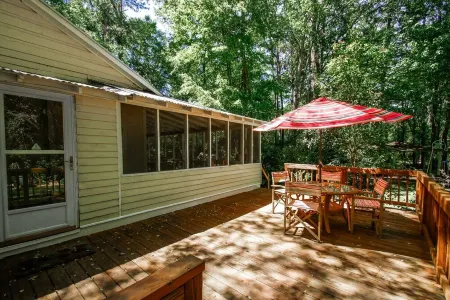 Cozy Cottage with Guest House, Gazebo and Deck Отели в г. Сейнт Таммани Пэриш