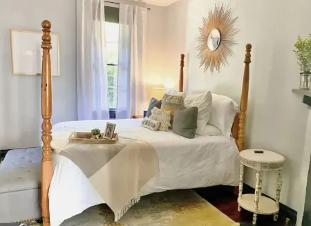 Walk to Downtown Monroe- The Blue Daisy Cottage