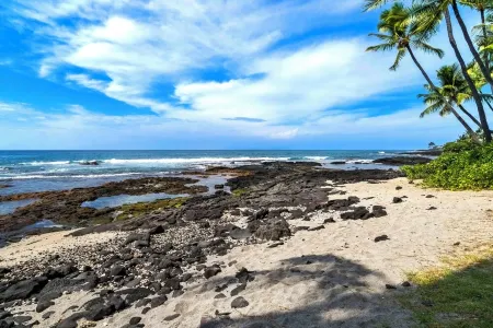 Charming 2-bedroom Oceanfront Condo in Kailua-Kona with AC, WiFi Отели рядом с достопримечательностью «Moonshot Play Space, LLC»