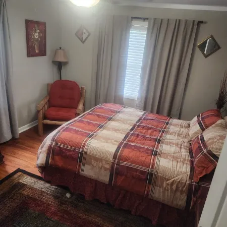 Charming 3-bedroom house with 65in smart tv, Wifi, and central heat/air in town! Отели в г. Изард