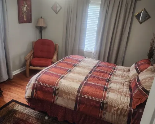 Charming 3-bedroom house with 65in smart tv, Wifi, and central heat/air in town! Hotels in Izard County