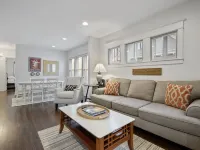 Elegant Flat nestled right off-campus & free parking!