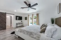 Elegant Heated Pool Oasis - King Suite - Minutes to the Beach - Mini Golf 萊克沃思附近的飯店