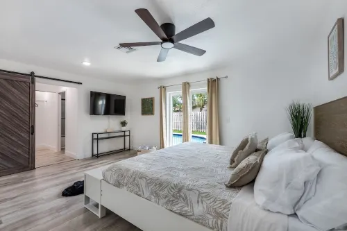 Elegant Heated Pool Oasis - King Suite - Minutes to the Beach - Mini Golf