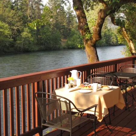 Romantic & private cabin on Rogue River, 1 hr from Crater Lake