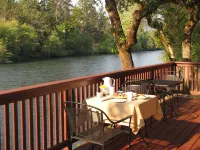 Romantic & private cabin on Rogue River, 1 hr from Crater Lake