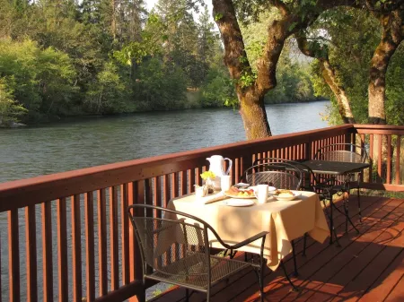 Romantic & private cabin on Rogue River, 1 hr from Crater Lake