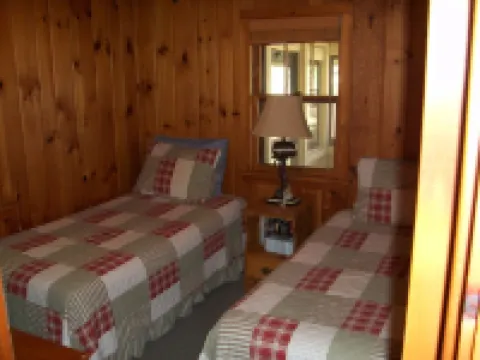 Cozy 2 Bedroom Cabin With Gas Fireplace