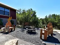 Rustic lodge retreat minutes from the Frio! Hotels in Concan