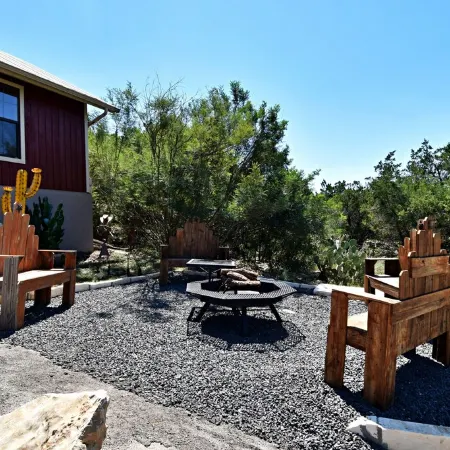 Rustic lodge retreat minutes from the Frio!