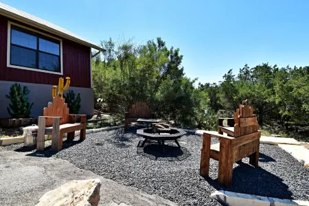 Rustic lodge retreat minutes from the Frio! Отели в г. Конкан