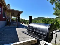 Rustic lodge retreat minutes from the Frio! Hotels in Concan