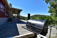 Rustic lodge retreat minutes from the Frio!