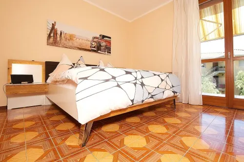 Brand new apartment Arancia with swimming pool and huge balcony 250 meters from the lake