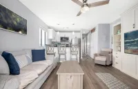 Beachside  Luxury Top-Floor Studio -Two Blocks from the Waves. Linens Included!!