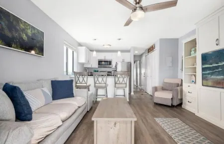 Beachside  Luxury Top-Floor Studio -Two Blocks from the Waves. Linens Included!!