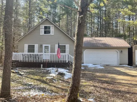 Cozy "Wildwood Lodge" Nestled in a Beautifully Wooded Setting - Pet Friendly