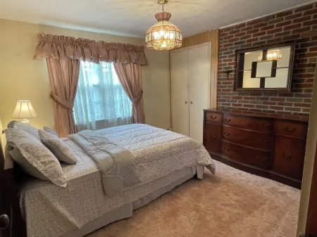 Entire Home 3 Bedroom 1 Bath 6 Guests - Convenient Location close to  Airport