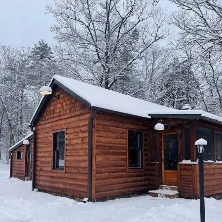 Red Oak Cabin: Our cozy cabin is tucked away but still close to any adventure!