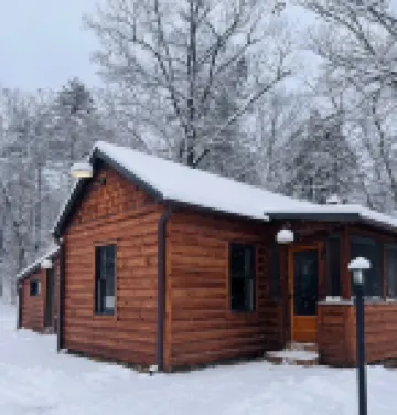 Red Oak Cabin: Our cozy cabin is tucked away but still close to any adventure!