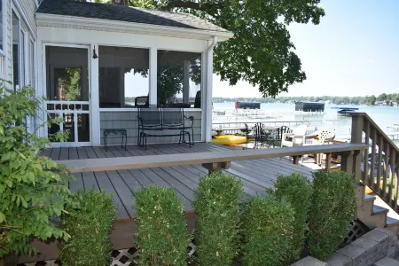 Nautical 5 Bedroom 5 Bathroom Home on Diamond Lake