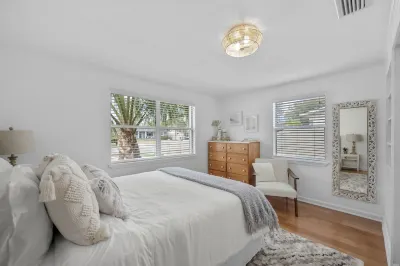 WOW 4 blocks to beach w/ Unique POOL! 3min walk to local coffee/shops/playground