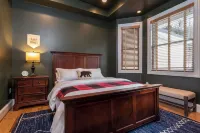Stratton + Mt. Snow family getaway with Hot Tub, Fire Pit, Game Room, and AC!