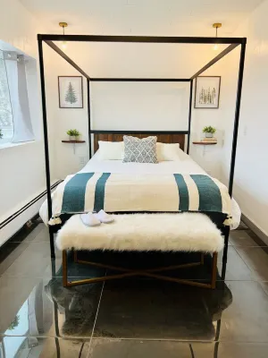 Modern Luxury! Central Downtown Condo with parkingLicense #6072)