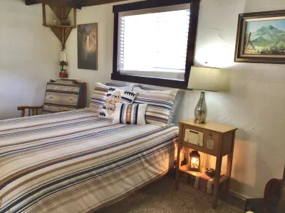 “WYNOT BUNKHOUSE”, Western class in a quaint backyard retreat Hotels near Albertsons