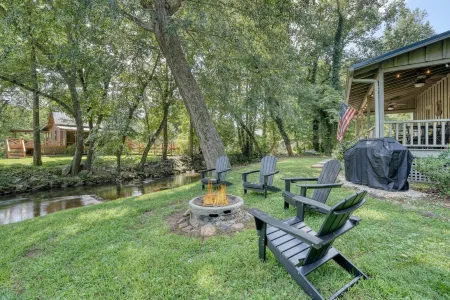 3 Bed/ 3.5 Bath on the River, Firepit, Firetable, CornHole, Amazing Location!!! Отели в г. Юнион