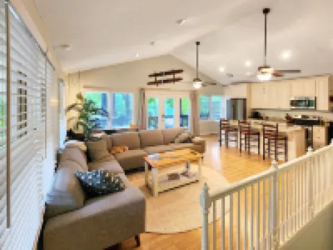 Keowee Adventures ~ Peaceful Lakefront Home on Keowee ~ 7 Miles from Clemson! Hoteles en Seneca