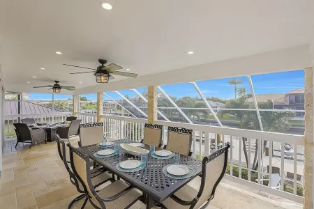 Luxury WaterFront Pool Home, Beach Parking, Kayaks SUP's Bikes Pool/PingPong Tbl Отели рядом с достопримечательностью «Парк Каксамбас Бот»