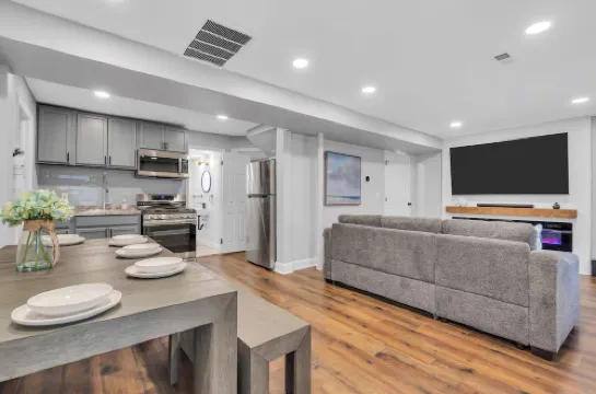 Hot Tub. Arcade Room. King Bed+ 2 Full Size Beds w/ linens+towels provided.