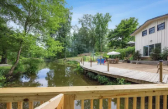 》Breathtaking Lakefront Luxury •Game Room+ Waterfront Fire Pit 4Br Sleeps 10《
