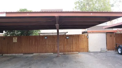 Beautiful 4Br Townhome, Pool, Private Patio, 2 Car, Near Airport, ASU & More! Hotels in 