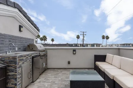 Ocean view townhouse with private rooftop deck! Отели рядом с достопримечательностью «Newport Beach Pier»
