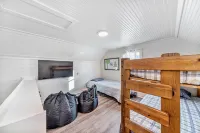 Steps from DOWNTOWN! COZY 5 bedroom Bungalow!