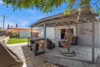 Roost n’ Relax - A/C, near the Beach, firepit 출라비스타 호텔