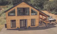 Unique 3 bed cabin with hot tub on Welsh border. Hotels in Presteigne