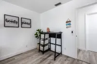 Elegant Heated Pool Oasis - King Suite - Minutes to the Beach - Mini Golf