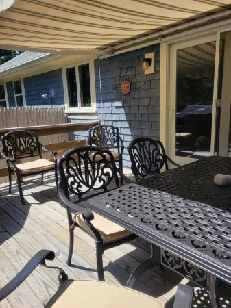 3-bedroom Cape Cod ranch just steps to private beach or Cooks Brook public beach Отели в г. Истам