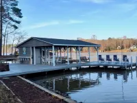 Amazing LAKEFRONT Main Lake 5BR/3.5BA House. Quiet Cove, Close to Everything. Hotel a Sixpound