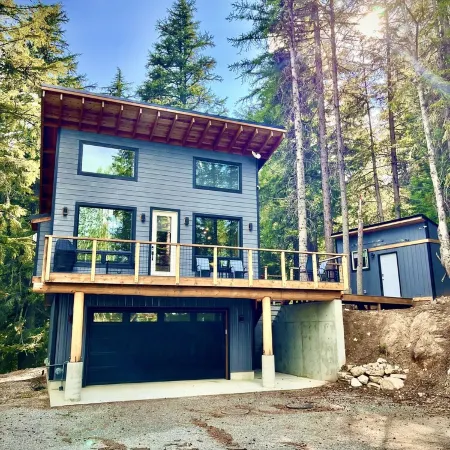 Custom Cabin: Great Location, Hot Tub, & More!